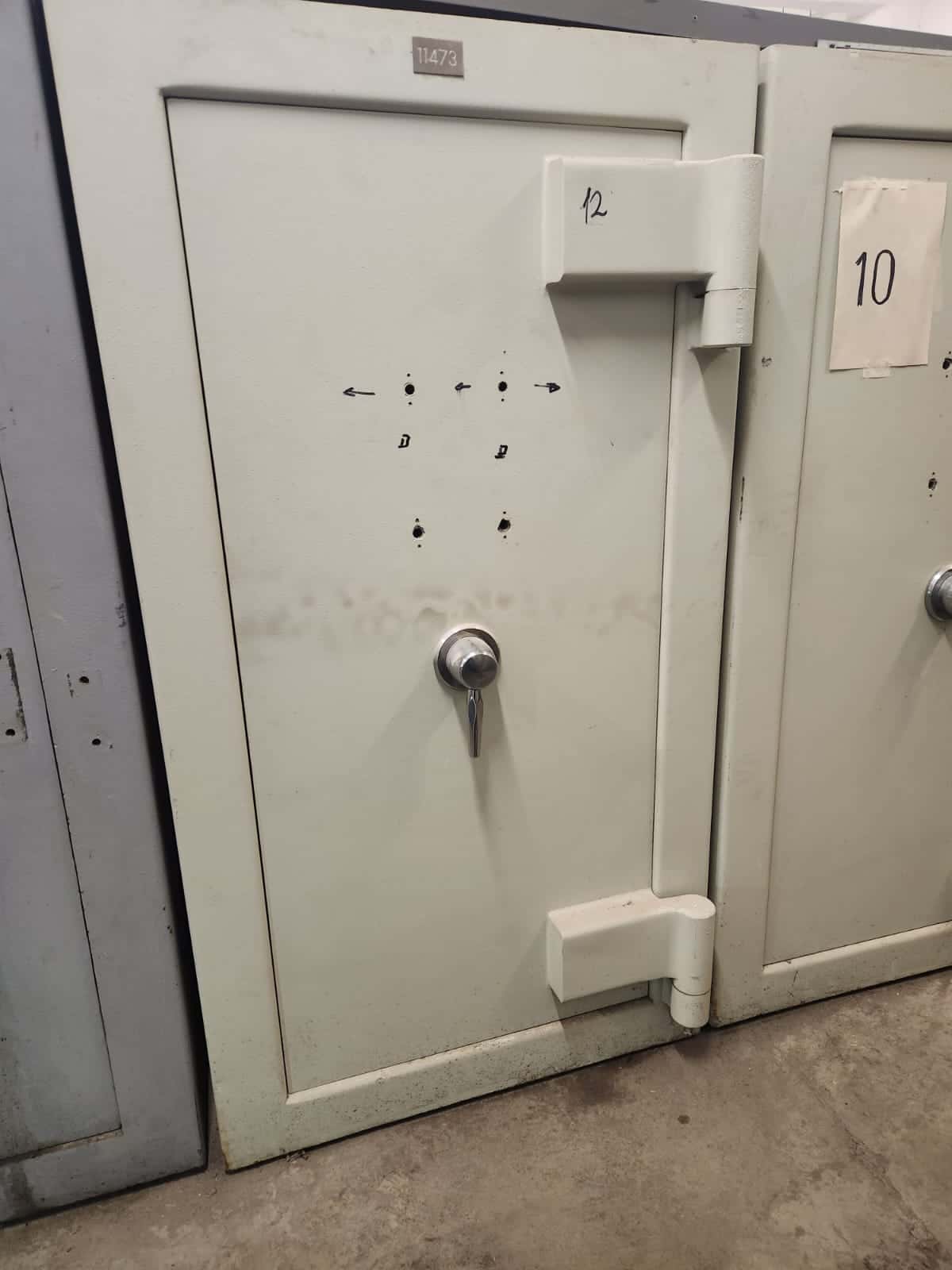 UN COFRE DE SEGURIDAD, USADO, SIN MARCA VISIBLE; IDENTIFICADO CON NÚMERO DE INVENTARIO 11473. CONSTRUIDO EN HORMIGÓN Y CHAPA DE ACERO, DIMENSIONES EXTERIORES APROXIMADAS: 1,85 M. DE ALTO POR 1,10 M. DE ANCHO Y 1.05 M. DE PROFUNDIDAD. PESO APROX. 3500 KG. POSEE UNA PUERTA FRONTAL CON BISAGRAS EXTERNAS REFORZADAS, SISTEMA DE CIERRE MECÁNICO CENTRAL TIPO VOLANTE, (SIN CERRADURAS DE COMBINACIÓN NUMÉRICA). EN SU INTERIOR PRESENTA DOS COFRES SECUNDARIOS INDEPENDIENTES, (SIN CERRADURAS MECÁNICAS NI COMBINACIÓN NUMÉRICA) Y ESTANTE. CON DETERIOROS GENERALES, AVERÍAS, DESARMES E INCOMPLETO. SE VENDE EN EL ESTADO QUE SE ENCUENTRA Y EXHIBE.