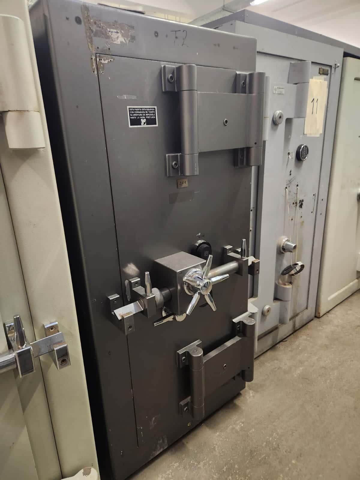 UN COFRE DE SEGURIDAD, USADO, SIN MARCA VISIBLE, IDENTIFICADO CON NÚMERO DE INVENTARIO 344. CONSTRUIDO EN HORMIGON Y CHAPA DE ACERO, DIMENSIONES EXTERIORES APROXIMADAS: 1,85 M. DE ALTO POR 1,00 M. DE ANCHO Y 1.15 M. DE PROFUNDIDAD. PESO APROX. 4000 KG. POSEE UNA PUERTA FRONTAL CON BISAGRAS EXTERNAS REFORZADAS, SISTEMA DE CIERRE MECÁNICO CENTRAL TIPO VOLANTE, CIERRE ADICIONAL CON BARRA EXTERIOR DEL TIPO HERMETICA Y DOBLE CERRADURA DE COMBINACION NUMÉRICA. EN SU INTERIOR PRESENTA ESTANTE Y DOS COFRES SECUNDARIOS INDEPENDIENTES, CON CERRADURAS MECANICAS Y DE COMBINACIÓN NUMÉRICA (INCOMPLETAS). CON DETERIOROS GENERALES, AVERÍAS, DESARMES E INCOMPLETO. SE VENDE EN EL ESTADO QUE SE ENCUENTRA Y EXHIBE.