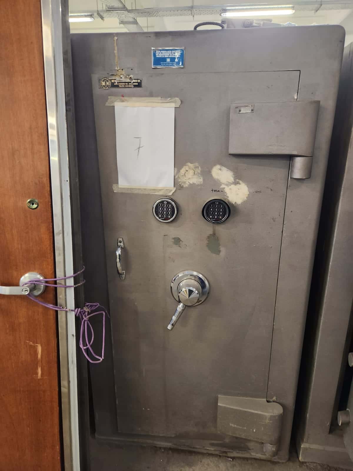 UN COFRE DE SEGURIDAD, USADO, MANUFACTURADO POR METALÚRGICA OLIVA HNOS. S.A., IDENTIFICADO CON NÚMERO DE INVENTARIO 06210. CONSTRUIDO EN HORMIGON Y CHAPA DE ACERO, DIMENSIONES EXTERIORES APROXIMADAS: 1,80 M. DE ALTO POR 0,96 M. DE ANCHO Y 0,96 M. DE PROFUNDIDAD. PESO APROX. 3500 KG. POSEE UNA PUERTA FRONTAL CON BISAGRAS EXTERNAS REFORZADAS, SISTEMA DE CIERRE MECÁNICO CENTRAL TIPO VOLANTE Y DOBLE CERRADURA DE COMBINACIÓNES NUMÉRICAS. EN SU INTERIOR PRESENTA DOS COFRES SECUNDARIOS INDEPENDIENTES, CADA UNO CON CERRADURA DE COMBINACIÓN NUMÉRICA Y CERRADURA MECÁNICA. ESTANTE INFERIOR. CON DETERIOROS GENERALES, AVERÍAS, DESARMES E INCOMPLETO. SE VENDE EN EL ESTADO QUE SE ENCUENTRA Y EXHIBE.