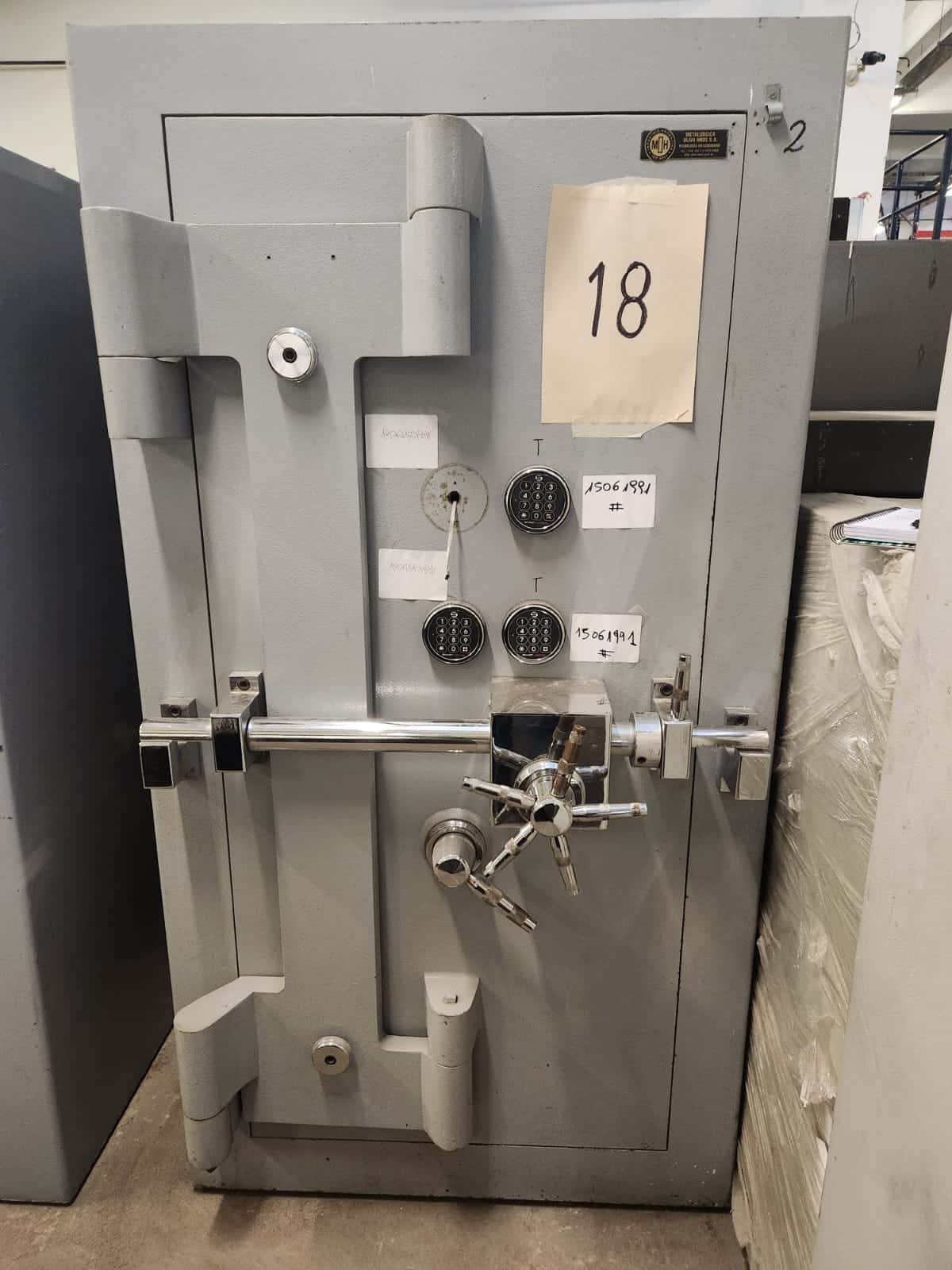 UN COFRE DE SEGURIDAD, USADO, MANUFACTURADO POR METALÚRGICA OLIVA HNOS. S.A., IDENTIFICADO CON NÚMERO DE INVENTARIO 13981. CONSTRUIDO EN HORMIGÓN Y CHAPA DE ACERO, DIMENSIONES EXTERIORES APROXIMADAS: 1,91 M. DE ALTO POR 1,10 M. DE ANCHO Y 1.10 M. DE PROFUNDIDAD. PESO APROX. 4000 KG. POSEE UNA PUERTA FRONTAL CON BISAGRAS EXTERNAS REFORZADAS, SISTEMA DE CIERRE MECÁNICO CENTRAL TIPO VOLANTE, CIERRE ADICIONAL CON BARRA EXTERIOR DEL TIPO HERMÉTICA Y CUÁDRUPLE CERRADURA DE COMBINACIONES NUMÉRICAS (UNA DE ELLAS SIN TECLADO). EN SU INTERIOR PRESENTA DOS COFRES SECUNDARIOS INDEPENDIENTES, CON CERRADURAS DE COMBINACIÓN NUMÉRICA Y MECÁNICA. CON DETERIOROS GENERALES, AVERÍAS, DESARMES E INCOMPLETO. SE VENDE EN EL ESTADO QUE SE ENCUENTRA Y EXHIBE