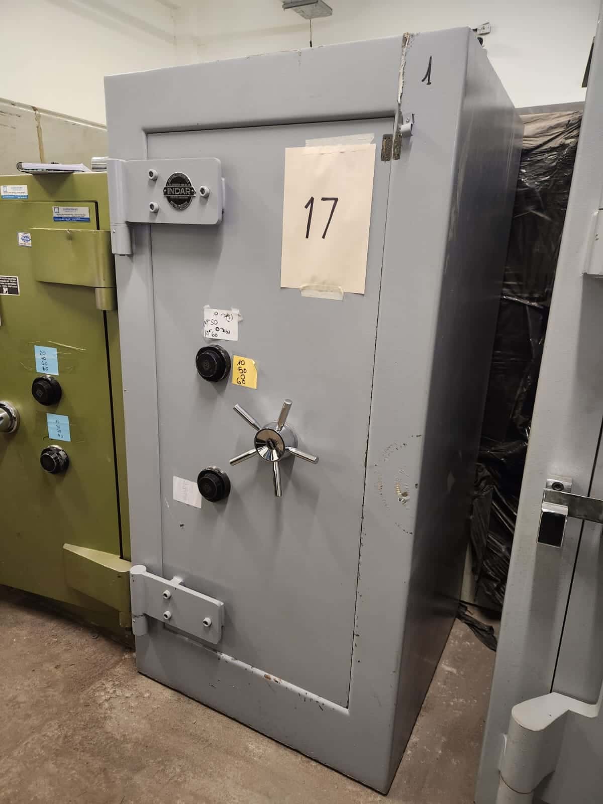 UN COFRE DE SEGURIDAD, USADO, MANUFACTURADO POR ESTABLECIMIENTOS METALÚRGICA INDAR., IDENTIFICADO CON NÚMERO DE INVENTARIO 1630. CONSTRUIDO EN HORMIGÓN Y CHAPA DE ACERO, DIMENSIONES EXTERIORES APROXIMADAS: 1,85 M. DE ALTO POR 1,00 M. DE ANCHO Y 1.10 M. DE PROFUNDIDAD. PESO APROX. 4000 KG. POSEE UNA PUERTA FRONTAL CON BISAGRAS EXTERNAS REFORZADAS, SISTEMA DE CIERRE MECÁNICO CENTRAL TIPO VOLANTE, (SIN CERRADURAS DE COMBINACIÓN NUMÉRICA). EN SU INTERIOR PRESENTA UN COFRE SECUNDARIO INDEPENDIENTE, (SIN CERRADURAS DE COMBINACIÓN NUMÉRICA). CON DETERIOROS GENERALES, AVERÍAS, DESARMES E INCOMPLETO. SE VENDE EN EL ESTADO QUE SE ENCUENTRA Y EXHIBE