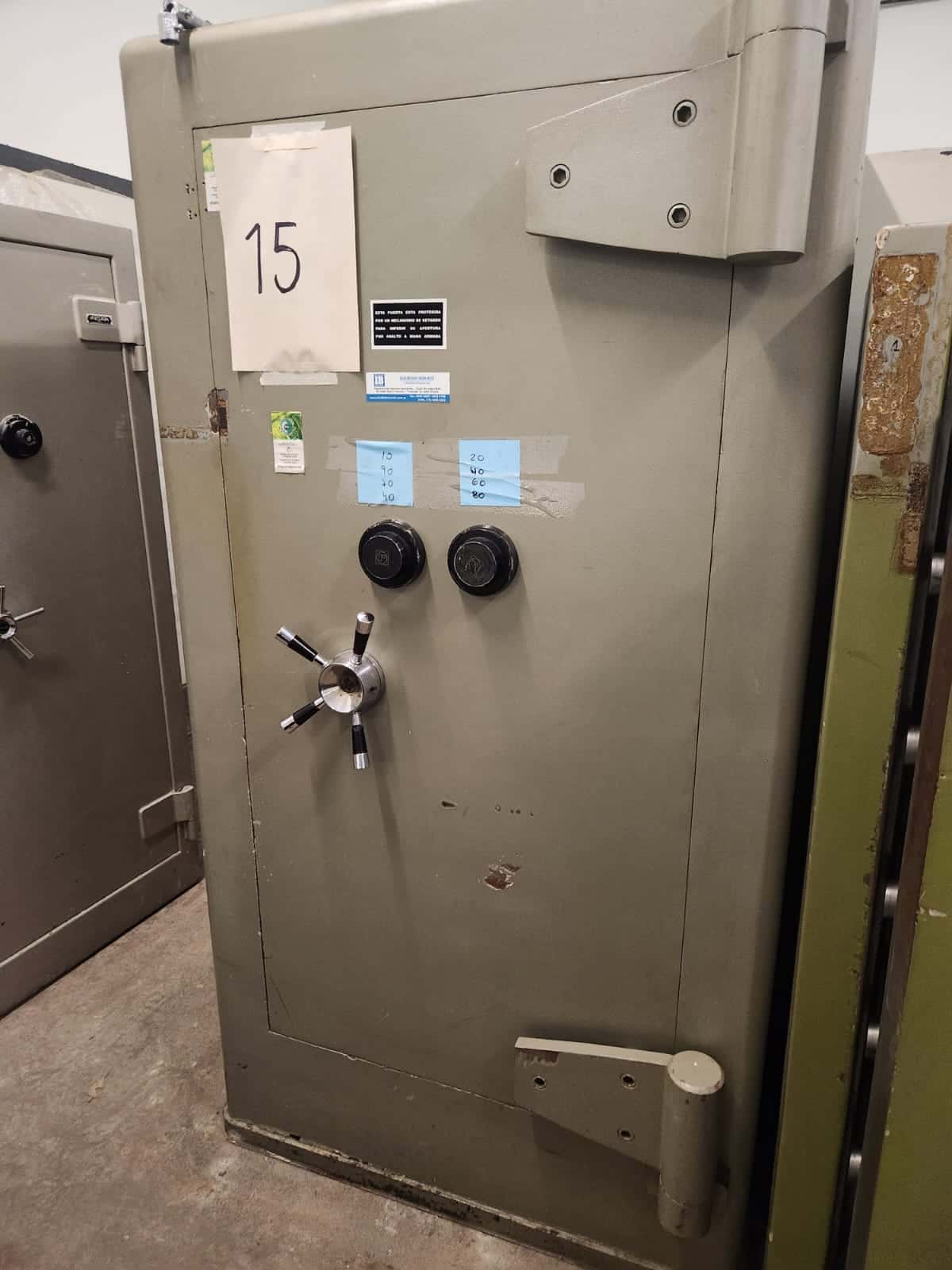 UN COFRE DE SEGURIDAD, USADO, SIN MARCA VISIBLE, IDENTIFICADO CON NÚMERO DE INVENTARIO 10062, CONSTRUIDO EN HORMIGON Y CHAPA DE ACERO, DIMENSIONES EXTERIORES APROXIMADAS: 1,90 M. DE ALTO POR 1,00 M. DE ANCHO Y 0.95 M. DE PROFUNDIDAD. PESO APROX. 3500 KG. POSEE UNA PUERTA FRONTAL CON BISAGRAS EXTERNAS REFORZADAS, SISTEMA DE CIERRE MECÁNICO CENTRAL TIPO VOLANTE (INCOMPLETO), (SIN CERRADURAS DE COMBINACION NUMÉRICA. EN SU INTERIOR PRESENTA DOS COFRES SECUNDARIOS INDEPENDIENTES, (SIN CERRADURAS DE COMBINACIÓN NUMÉRICA NI MECÁNICA). CON DETERIOROS GENERALES, AVERÍAS, DESARMES E INCOMPLETO. SE VENDE EN EL ESTADO QUE SE ENCUENTRA Y EXHIBE.