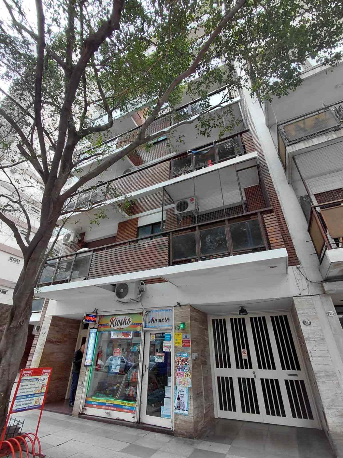Ubicado en calle Santos Dumont 2457/59, piso 4°, Dto D, UF. 33, Palermo, C.A.B.A. Se trata de un departamento interno de dos ambientes en cuarto piso identificado internamente con la letra “D”. Consta de hall, cocina, living-comedor con balcón francés, baño completo con bañera y dormitorio con placard. Circunscripción: 17, Sección: 35, Manzana: 107, Parcela: 17E Superficie: Cubierta 36,97 m2.