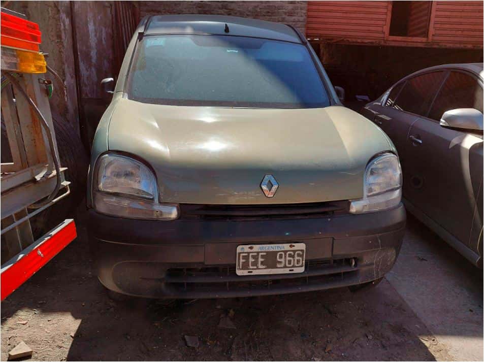 UNA CAMIONETA, USADA, SIN FUNCIONAR, MARCA RENAULT, MODELO KANGOO RT DIE ABCP PLCIZQ, MOTOR NRO. F8QP632UA58900, CHASIS NRO. 8A1KC0J356L656023, MODELO AÑO 2005, TIPO SEDAN 5 PTAS, COMBUSTIBLE DIESEL. POSEE: BOMBA INYECTORA, ALTERNADOR, MOTOR DE ARRANQUE, RADIADOR, SERVO FRENO, TABLERO DE INSTRUMENTOS, ALZA CRISTALES ELÉCTRICOS DELANTEROS, COMPRESOR DE AIRE ACONDICIONADO, CAJA DE VELOCIDADES, DIFERENCIAL, DIRECCIÓN ASISTIDA, DOS PUERTAS LATERALES CORREDIZAS, PORTÓN TRASERO Y CUATRO RUEDAS ARMADAS CON CUBIERTAS DE USO. SIN TAPA DE CILINDROS. LUNETA ROTA. CON DETERIOROS GENERALES, AVERÍAS, DESARMES E INCOMPLETA. DOMINIO FEE 966.