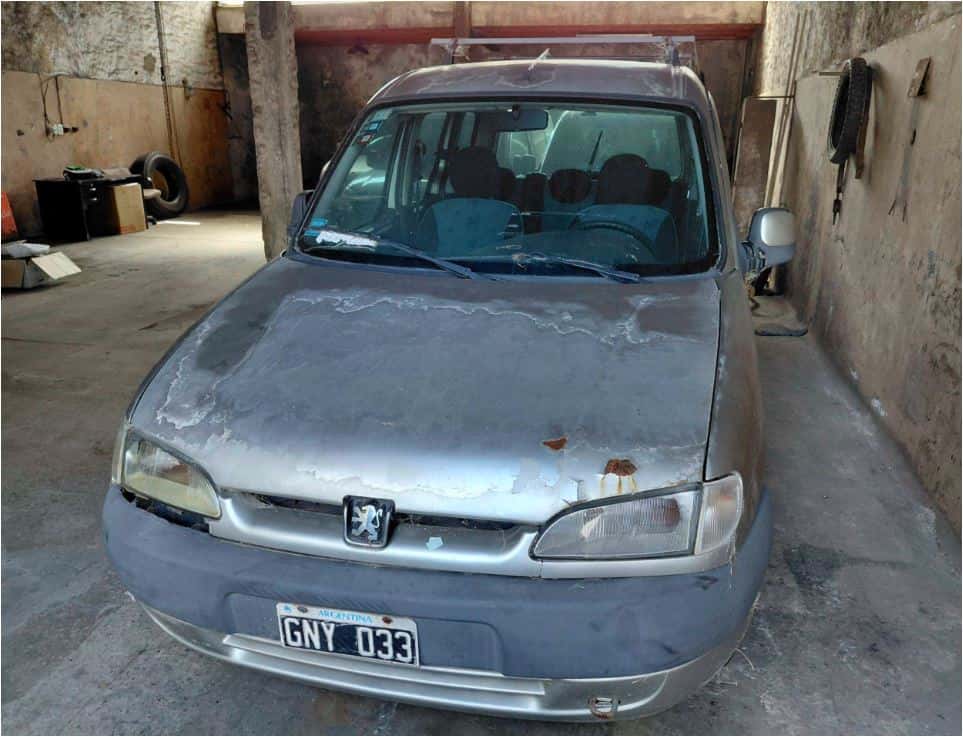 UNA CAMIONETA, USADA, SIN FUNCIONAR, MARCA PEUGEOT, MODELO PARTNER PATAGONICA 1.9D, MOTOR NRO. 10DXBE0034521, CHASIS NRO. 8AD5FWJZE8G518977, MODELO AÑO 2007, TIPO SEDAN 4 PTAS, COMBUSTIBLE DIESEL. POSEE: BOMBA INYECTORA, ALTERNADOR, MOTOR DE ARRANQUE, RADIADOR, SERVO FRENO, TABLERO DE INSTRUMENTOS, CALEFACTOR, ALZA CRISTALES ELÉCTRICOS DELANTEROS, EQUIPO DE AIRE ACONDICIONADO, CAJA DE VELOCIDADES, DIFERENCIAL, DIRECCIÓN ASISTIDA, DOS PUERTAS LATERALES CORREDIZAS, PORTÓN TRASERO Y CINCO RUEDAS ARMADAS CON CUBIERTAS DE USO. CON DETERIOROS GENERALES, AVERÍAS, DESARMES E INCOMPLETA. DOMINIO GNY 033.