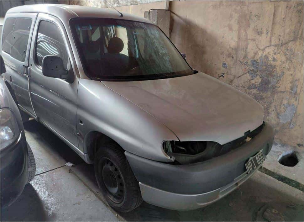 UNA CAMIONETA, USADA, SIN FUNCIONAR, MARCA PEUGEOT, MODELO PARTNER PATAGONICA 1.9D, MOTOR NRO. 10DXBE0052014, CHASIS NRO. 8AD5FWJZE9G511074, MODELO AÑO 2008, TIPO SEDAN 4 PTAS, COMBUSTIBLE DIESEL. POSEE: BOMBA INYECTORA, ALTERNADOR, RADIADOR (INCOMPLETO), SERVO FRENO, TABLERO DE INSTRUMENTOS, ALZA CRISTALES ELÉCTRICOS DELANTEROS, COMPRESOR DE AIRE ACONDICIONADO, CAJA DE VELOCIDADES, DIFERENCIAL, DIRECCIÓN ASISTIDA, DOS PUERTAS LATERALES CORREDIZAS, PORTÓN TRASERO Y CUATRO RUEDAS ARMADAS CON CUBIERTAS DE USO. TAPA DE CILINDRO Y SISTEMA DE ESCAPE DESMONTADOS. CON DETERIOROS GENERALES, AVERÍAS, DESARMES E INCOMPLETA. DOMINIO HPJ 466