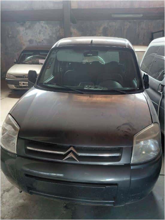 UNA CAMIONETA, USADA, SIN FUNCIONAR, MARCA CITROEN, MODELO BERLINGO MULTISPACE 1.6I HDI SX M51, MOTOR NRO. 10JBBV0132153, CHASIS NRO. 8BCGJ9HXCCG519367, MODELO AÑO 2011, TIPO SEDAN 5 PTAS, COMBUSTIBLE DIESEL. POSEE: BOMBA INYECTORA (INCOMPLETA), ALTERNADOR, RADIADOR, SERVO FRENO, TABLERO DE INSTRUMENTOS, ALZA CRISTALES ELÉCTRICOS DELANTEROS, CAJA DE VELOCIDADES, DIFERENCIAL, DIRECCIÓN ASISTIDA, DOS PUERTAS LATERALES CORREDIZAS, PORTÓN TRASERO Y CUATRO RUEDAS ARMADAS CON CUBIERTAS DE USO. CON DETERIOROS GENERALES, AVERÍAS, DESARMES E INCOMPLETA. DOMINIO KPO 246.