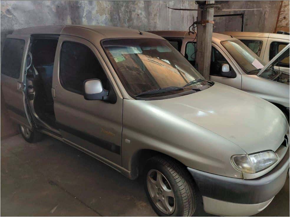 UNA CAMIONETA, USADA, FUNCIONANDO, MARCA PEUGEOT, MODELO PARTNER PATAGONICA 1.9D, MOTOR NRO. 10DXBE0038287, CHASIS NRO. 8AD5FWJZE8G518979, MODELO AÑO 2007, TIPO SEDAN 4 PTAS, COMBUSTIBLE DIESEL. POSEE: TABLERO DE INSTRUMENTOS, ALZA CRISTALES ELÉCTRICOS DELANTEROS, CALEFACTOR, EQUIPO DE AIRE ACONDICIONADO, CAJA DE VELOCIDADES, DIFERENCIAL, DIRECCIÓN ASISTIDA, DOS PUERTAS LATERALES CORREDIZAS, PORTÓN TRASERO Y CUATRO RUEDAS ARMADAS CON CUBIERTAS DE USO. CON DETERIOROS GENERALES, AVERÍAS, DESARMES E INCOMPLETA. DOMINIO GNK 722. KILOMETRAJE: 280490.- “EL BANCO NO SE RESPONSABILIZA POR EL KILOMETRAJE REAL DE RODAJE DEL VEHÍCULO ENAJENADO EN SUBASTA”