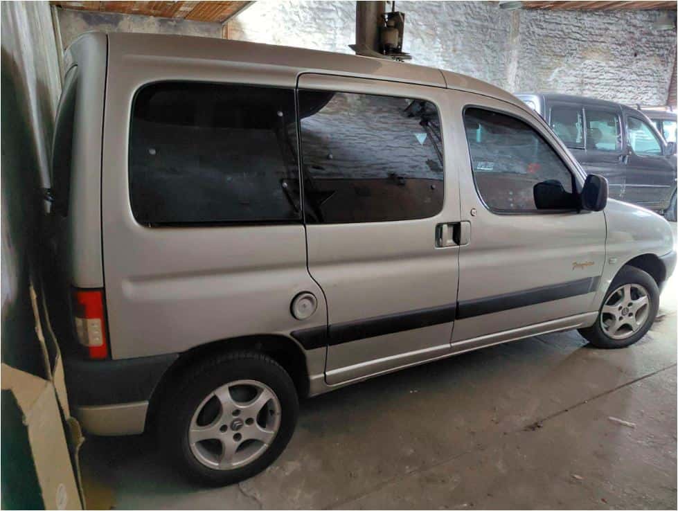 UNA CAMIONETA, USADA, SIN FUNCIONAR, MARCA PEUGEOT, MODELO PARTNER PATAGÓNICA 1.9D, MOTOR NRO. 10DXBE0053629, CHASIS NRO. 8AD5FWJZE9G513982, MODELO AÑO 2008, TIPO SEDAN 4 PTAS, COMBUSTIBLE DIESEL. POSEE: BOMBA INYECTORA, ALTERNADOR, MOTOR DE ARRANQUE, RADIADOR, SERVO FRENO, TABLERO DE INSTRUMENTOS, CALEFACTOR, ALZA CRISTALES ELÉCTRICOS DELANTEROS, CALEFACTOR, EQUIPO DE AIRE ACONDICIONADO, CAJA DE VELOCIDADES, DIFERENCIAL, DIRECCIÓN ASISTIDA, DOS PUERTAS LATERALES CORREDIZAS, PORTÓN TRASERO Y CUATRO RUEDAS ARMADAS CON CUBIERTAS DE USO. CON DETERIOROS GENERALES, AVERÍAS, DESARMES E INCOMPLETA. DOMINIO HPJ 467.