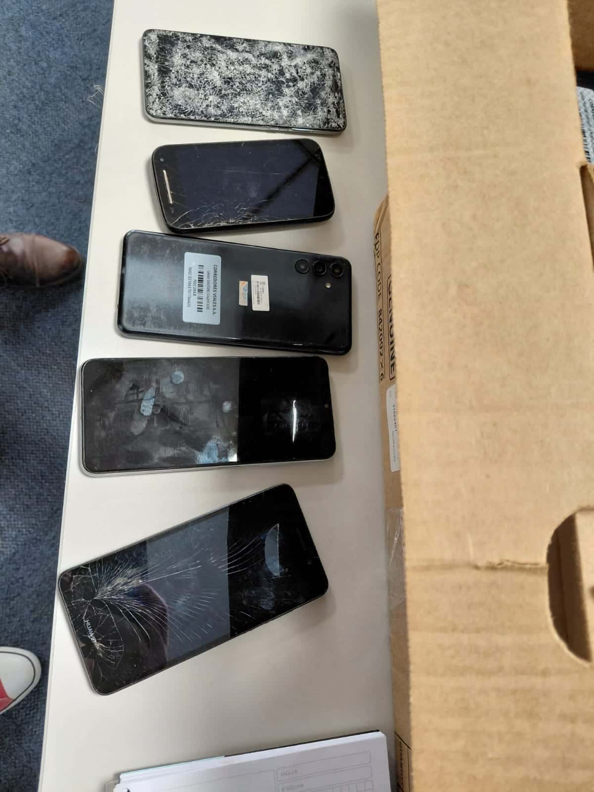 UN LOTE INTEGRADO POR APROXIMADAMENTE CIENTO VEINTE (120) ELEMENTOS Y RESTOS DE ELEMENTOS DE MATERIALES VARIOS A SABER: CONTROL DE ACCESO, TELEFONÍA MÓVIL, TELEFONÍA IP ,EQUIPOS DE RESPALDO DE ENERGÍA, TELÉFONOS CELULARES MARCA SAMSUNG, MODELOS GALAXY A03, GALAXY A22, GALAXY A15, GALAXY A12, GALAXY A20, GALAXY A04, GALAXY A04S, GALAXY A72, GALAXY A2, GALAXY J5 PRIME, GALAXY J7 PRIME, GALAXY J6, J2, J4, SM J410G, SM J730F/DS, SM A047M, SM G532M Y OTROS, IDENTIFICADOS MEDIANTE IMEI Y/O NÚMERO DE SERIE R8MT400A1VH, R9MT300N4PJ, R9MT300E6KJ, R8MT4009L0K, R9MT300E4PJ, R8MT400327V, R9MT300E4NJ, R9MT300DX1J, R9MT300KK3J, R9MT300E4EJ, R8MT4009ESH, R8MT3023VBA, R9MT300KFVJ, R9MT300DWMJ, R9MT300KWCJ, R9MT300L6EJ, R28KC0P5XHJ, RF8K40QN05M, R9MT300LWEJ, R58W202ST7D, R28K528SHGR, R28KC0L2VBL, R9MT300LFVJ, R9MW501QTCH, RF8X90G9C6F, RF8X90G9CCR, R8MT4008VSX, R8MT40034EZ, R58RC3FG6EJ, R28K91L4NXV, R28K710G4NB, R9MT300E3MJ, R8MT4009W6F, R8MT4003X4T, R8MT400A7GM, R8MT200GB0Y, R28M50NZJAY, R58R76T794P, R58T10TBRDD, R58M7970WJH, R58TA2BAW1H, R58R77D9DNE, R28K51EBAET, R8MT4008LFW, R58R76T9B7X, R8MT4003TTX, R8MT4008KNN, R58W1186ZGE, R58W202RREN, R9MT200VACJ Y R28K80DV3L; TELÉFONOS CELULARES MARCA MOTOROLA, MODELOS MOTO G22, MOTO G31, MOTO G7 POWER, MOTO E XT1527 Y MOTO E6 PLAY, IDENTIFICADOS MEDIANTE IMEI Y/O NÚMEROS DE SERIE ZT3229NNZG, ZT322BGTRM, ZT3229R4T6, ZT322BJZDT, ZT322BGRFK, ZY22FHRDVR, ZT3229NLM4, ZY22FHV25X, ZY22FM7VR9, ZT3229QXX5, ZT322BJZCC, ZT3229R2W7, ZY22FF7DQQ, ZY22FF8N52, ZY22FM9NHD, ZY22FKNR9T, ZY22FKRK8M, ZY22FHV57J, ZY22FHTZTQ, ZY22FM7VJ8, ZY22FM9LSQ, Q80CBN25V6, ZT3229LQ6C, UE6CSG42KM, ZT2222D6L2, ZE2224K67T, ZT3229BJ3L, ZY22FHRCHC, ZY22FKRK5B, ZY22FKNR5J, ZY22FM7T8Z, ZY22FF232K, ZY22FGJSMF Y ZY22FMFFQK; TELÉFONOS CELULARES MARCA HUAWEI, MODELOS P SMART, CAM L03 Y FIG LX3, IDENTIFICADOS MEDIANTE IMEI Y/O NÚMEROS DE SERIE NSXJA17B23000360, NSXJA17B23003381, NSXJA17B23003498, NSXJA17B23002872, NSXJA17B23003382, NSXJA17B23000364, SXJA17B23003457, TSFJA18411017296 Y OTROS; TELÉFONOS CELULARES MARCA TCL, MODELO 30 SE, IDENTIFICADOS MEDIANTE IMEI Y/O NÚMEROS DE SERIE K7CEQG695TJZ5LQW Y SIN IDENTIFICAR; RELOJES BIOMÉTRICOS MARCA ANVIZ, MODELO EP300 PRO, NROS. DE SERIE 730200022240745, 730200022240716, 730200022240763, 730200022240650, 730200000000000, 730200000000000, 730200000000000, 730200000000000, 730200022240816, 730200022240637, 730200022240669, 730200022240723, 730200022240739, 730200022240641 Y 730200022240766; RELOJ BIOMÉTRICO SIN IDENTIFICAR, MODELO FINGERPRINT TIME ATTENDANCE, N.º DE SERIE 2925883020151; TELÉFONO IP MARCA GRANDSTREAM, MODELO GXP1625, N.º DE SERIE 22MT9VCG50959017; UNIDAD DE ENERGÍA ININTERRUMPIDA (UPS) MARCA LYONN, MODELO CTB 800V, N.º DE SERIE 310038657DB9382500752; Y UNIDAD DE ENERGÍA ININTERRUMPIDA (UPS) MARCA LYONN, MODELO DESIRE 500V, N.º DE SERIE 131709501389. MATERIAL FUERA DE USO, CONDICIÓN REZAGO. VENTA POR LOTE. SE VENDEN EN EL ESTADO QUE SE ENCUENTRAN Y EXHIBEN.-