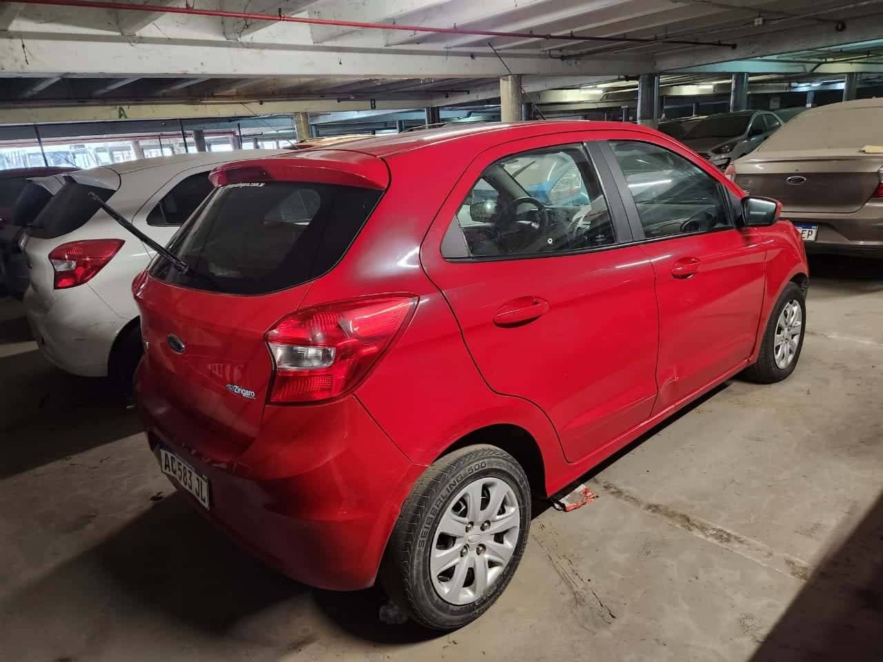 Automotor Ford KA SE 1.5L, color rojo. Año 2018. DOMINIO AC583JL. MAL ESTADO DE CONSERVACIÓN.