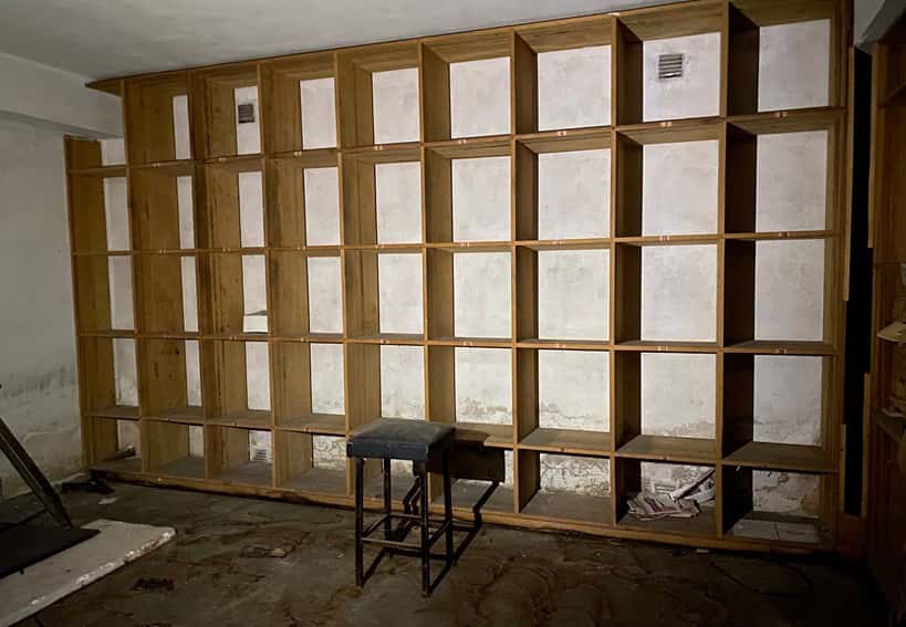 100% LOTE BIENES MUEBLES (ESTANTERÍAS Y BANQUETA).