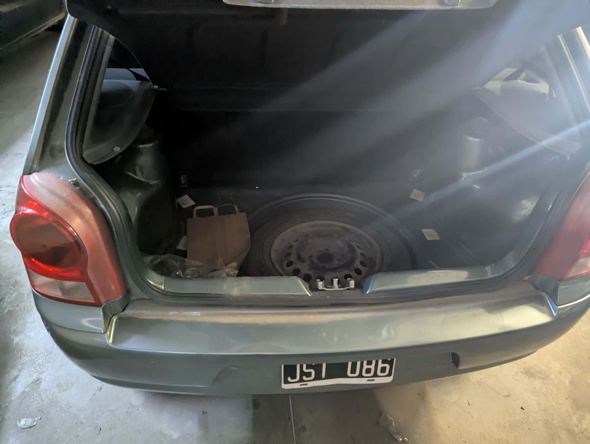 AUTOMOTOR VOLKSWAGEN GOL 1.6, SEDAN 3 PUERTAS, AÑO 2011, COLOR GRIS. REGULAR