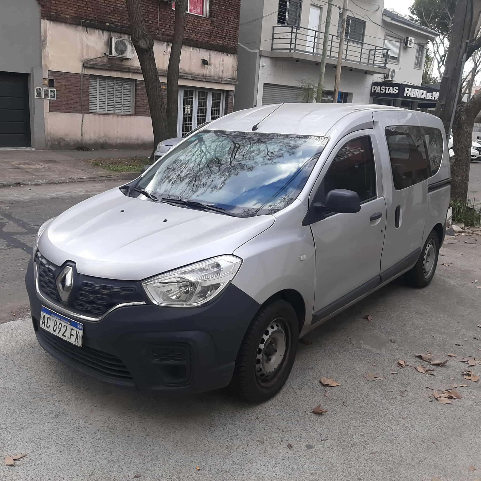 AUTOMOTOR- RENAULT KANGOO II EXPRESS CONFORT 5 A 1.5 DCI- AÑO 2018- COLOR GRIS- ESTADO BUENO-