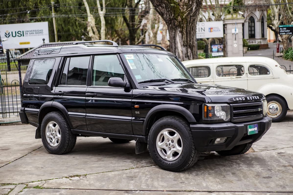 Black-on-Tan 2001 Land Rover Discovery 2 V8 SE