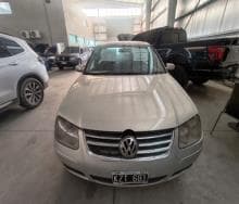 VOLKSWAGEN BORA 1.8T SEDAN 4 PUERTAS D