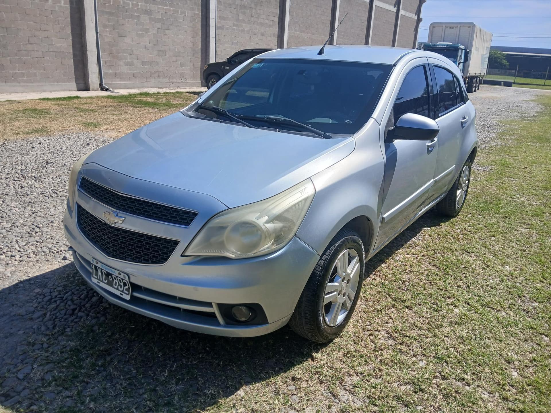 CHEVROLET SEDAN 5 PTAS AGILE 5P 1.4 LTZ, Año 2012. DOM: LKC892. Ubicación: San Miguel de Tucumán, provincia de Tucumán