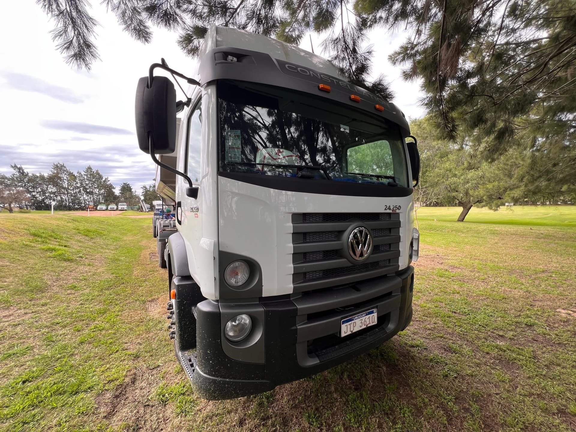 CAMIÓN VOLKSWAGEN 24.250, Año 2023. DOM: JTP 3610. Ubicación: PLANTA YOUNG