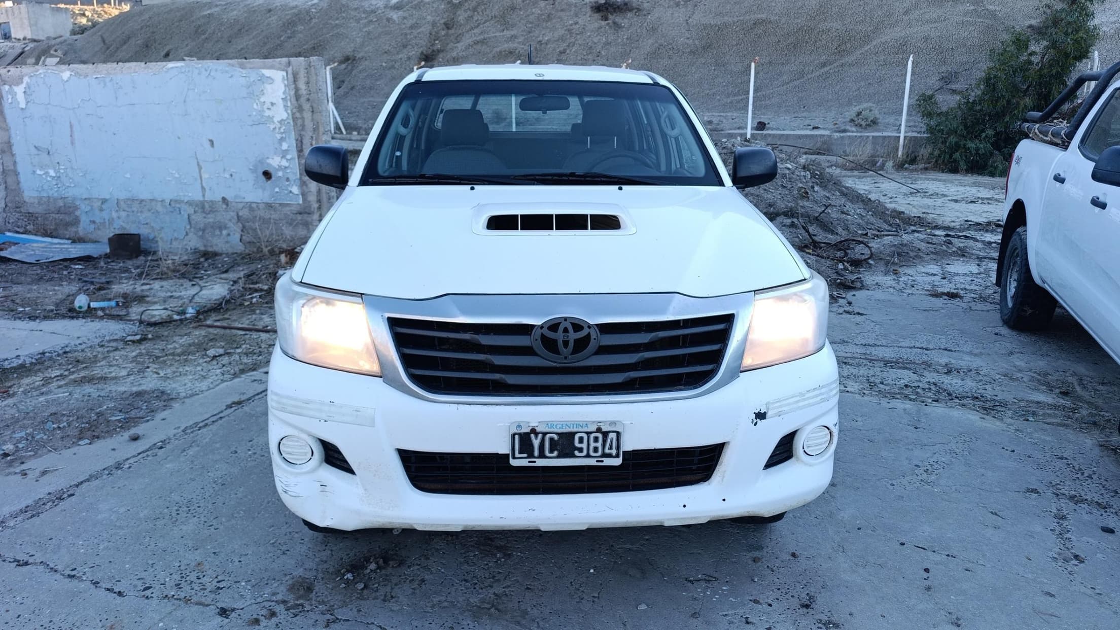 TOYOTA PICK-UP HILUX 4X4 CABINA DOBLE DX PACK 2.5 TDI, Año 2012. DOM: LYC984. Ubicación: Comodo Rivadavia, provincia de Chubut