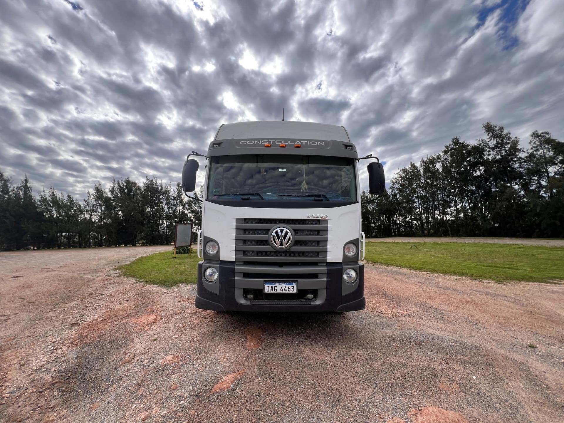 CAMIÓN VOLKSWAGEN 24.250, Año 2023. DOM: IAG4463. Ubicación: PLANTA YOUNG