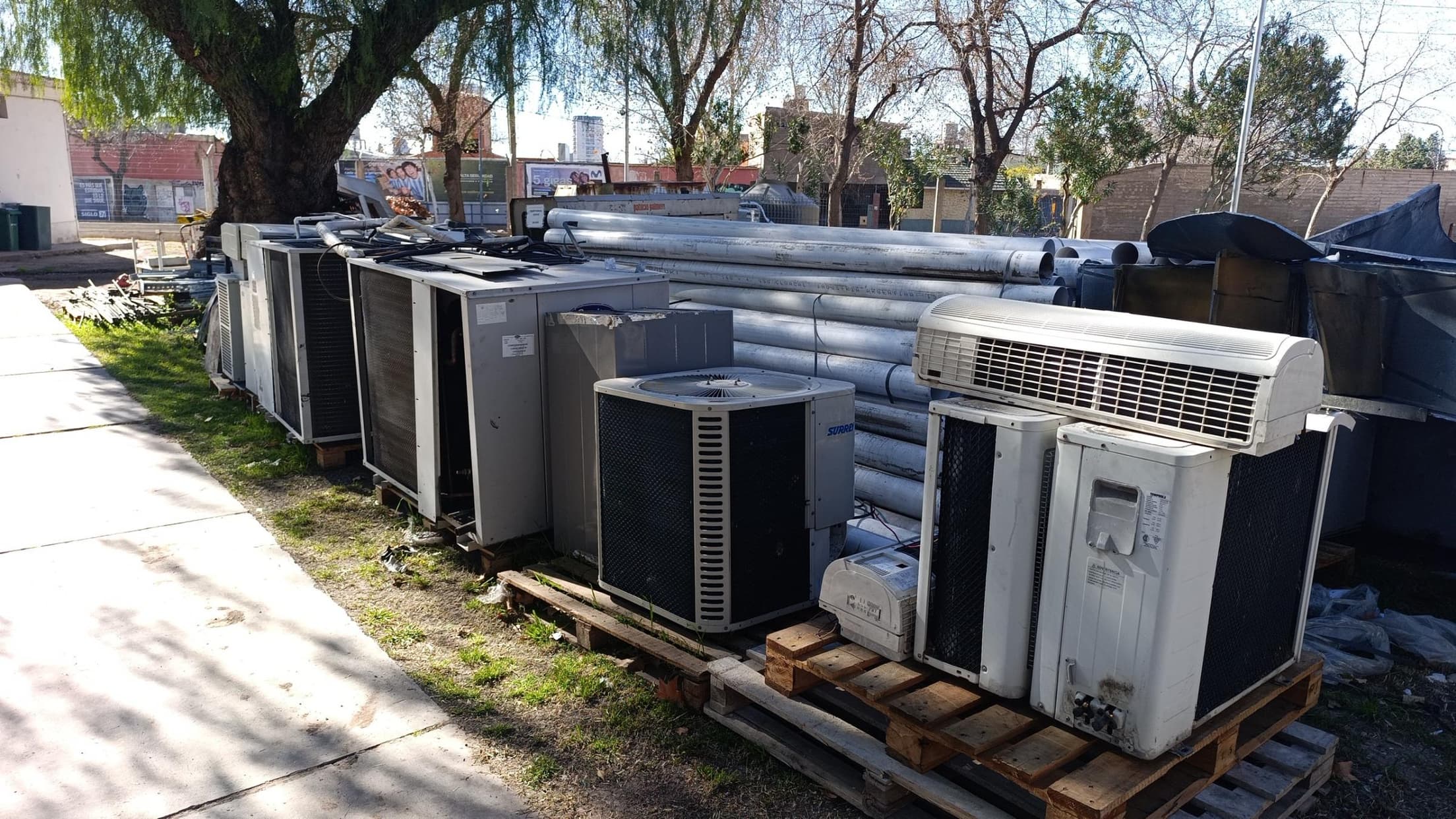 EQUIPOS DE AIRES ACONDICIONADOS F/C TIPO SEPARADO, Cantidad: 8 unidades, Condición: desarmado con faltantes. LOC: GODOY CRUZ, provincia de Mendoza