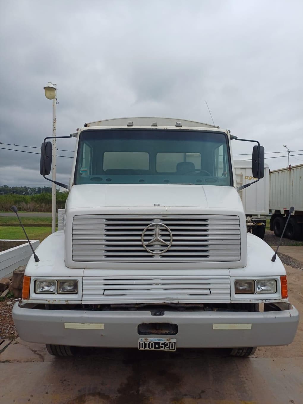 MERCEDES BENZ CHASIS C/CABINA LB 2318 (6X4), Año 1998. DOM: DIQ520. Ubicación: Villaguay, provincia de Entre Ríos