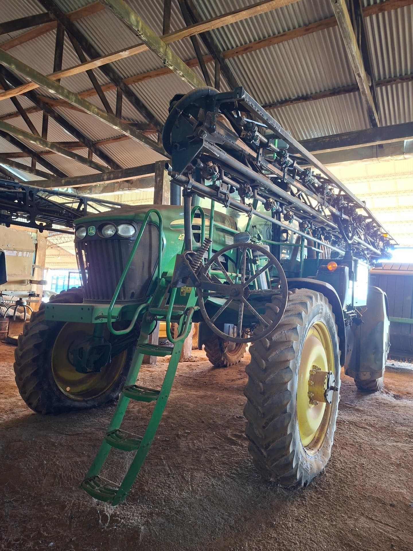 JHON DEERE FUMIGADORA AGRICOLA 4730 CON CABINA CLIMATIZADA/2013, Año 2013. DOM: TOP498. Ubicación: Estancia San Jose, Departamento San Juan Bautista, Misiones, Paraguay.