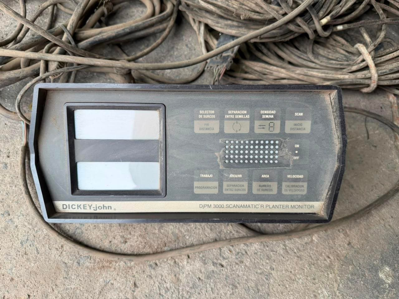 MONITOR DE SEMBRADORA DICKEY-JOHN DjPM 3000, Cantidad: 1 unidad, Condición: usado, con posibles faltantes. LOC: SALTO, provincia de Buenos Aires