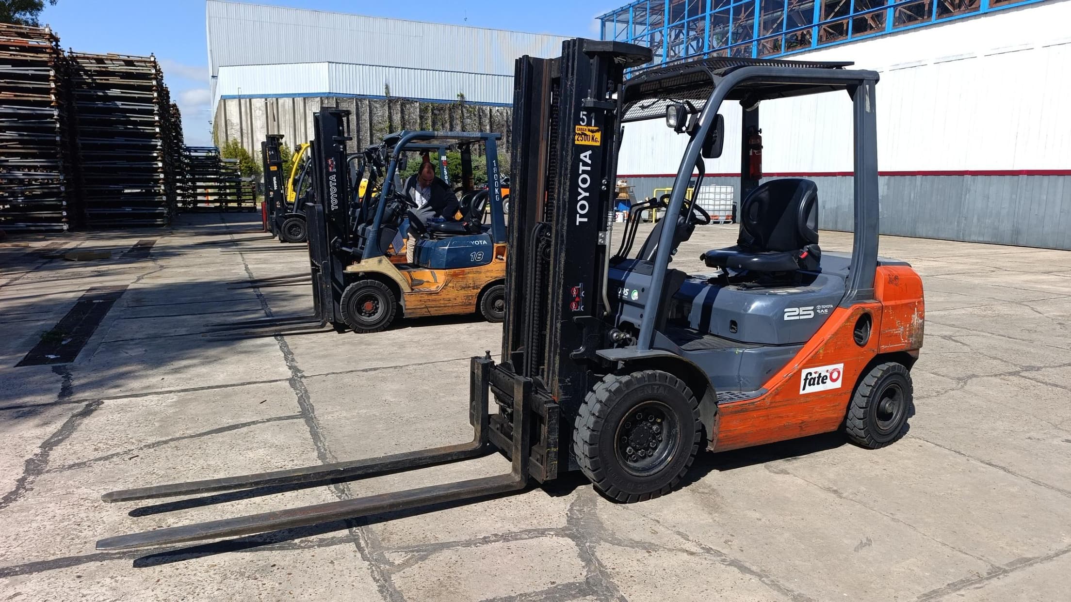 AUTOELEVADOR TOYOTA 608FD25, Año: 2016, Cantidad: 1 unidad, Condición: usado. LOC: SAN FERNANDO, provincia de Buenos Aires