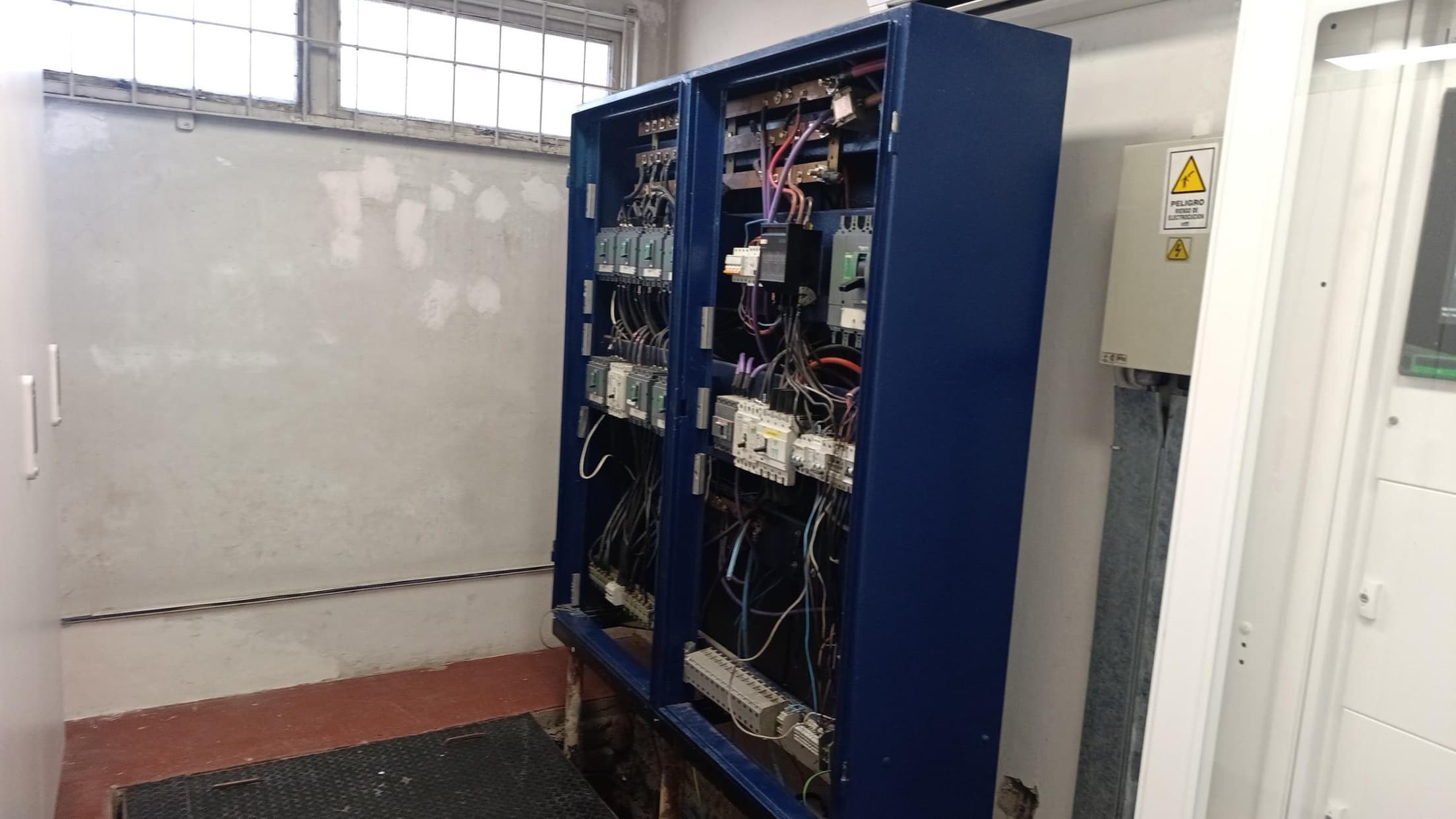 LOTE DE TABLEROS ELECTRICOS Y GABINETES, Cantidad: 8 unidades, Condición: desarmado con faltantes. LOC: GODOY CRUZ, provincia de Mendoza