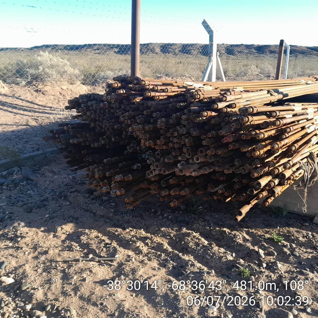 Varillas de bombeo y mangueras varios diámetros, Cantidad: 522 unidades, Condición: rezago. LOC: Loma la Lata, provincia de Neuquén