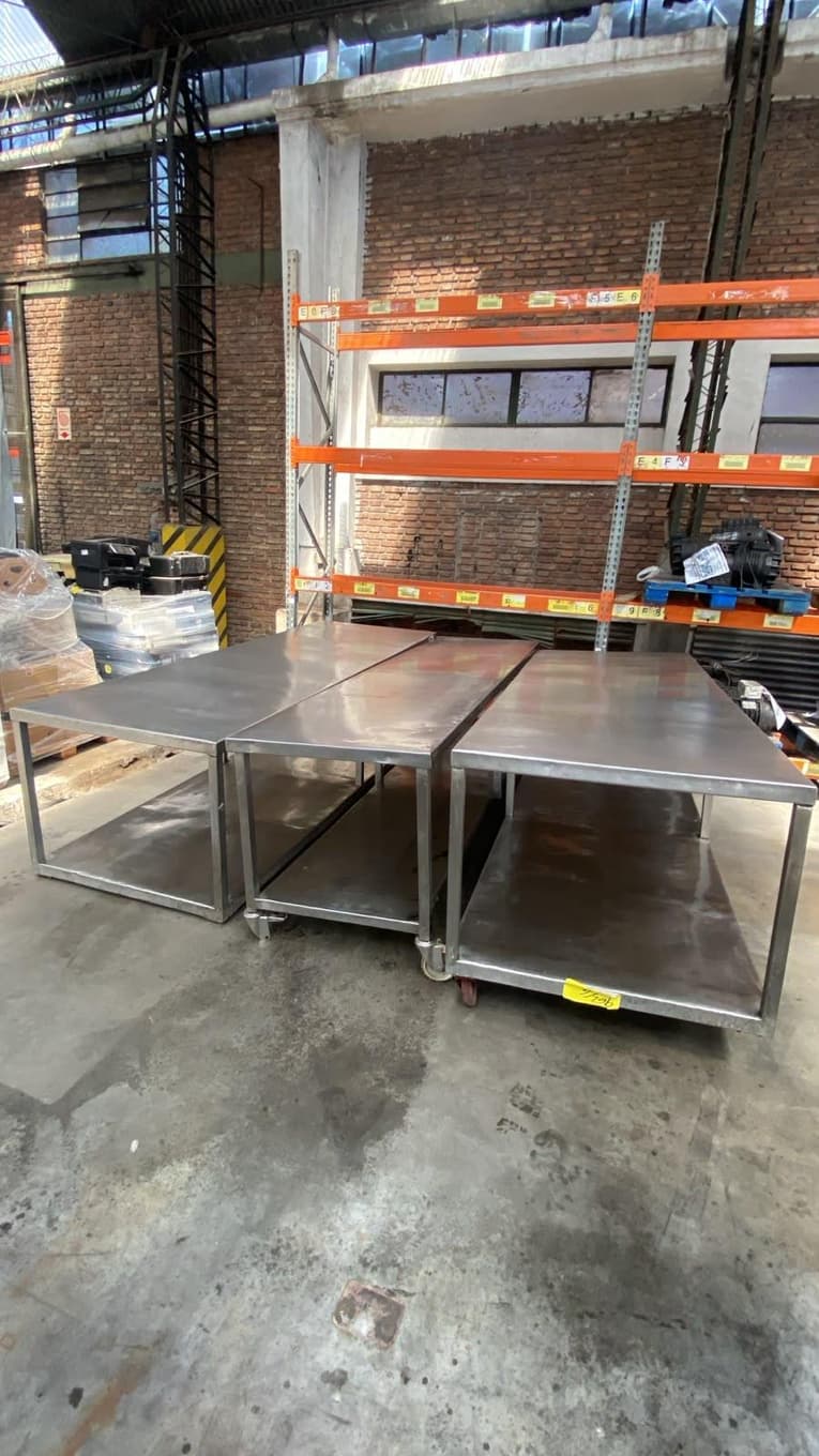 Mesa de acero inox sin bacha, Cantidad: 3 unidades, Condición: rezago. LOC: Ciudad Autónoma de Buenos Aires