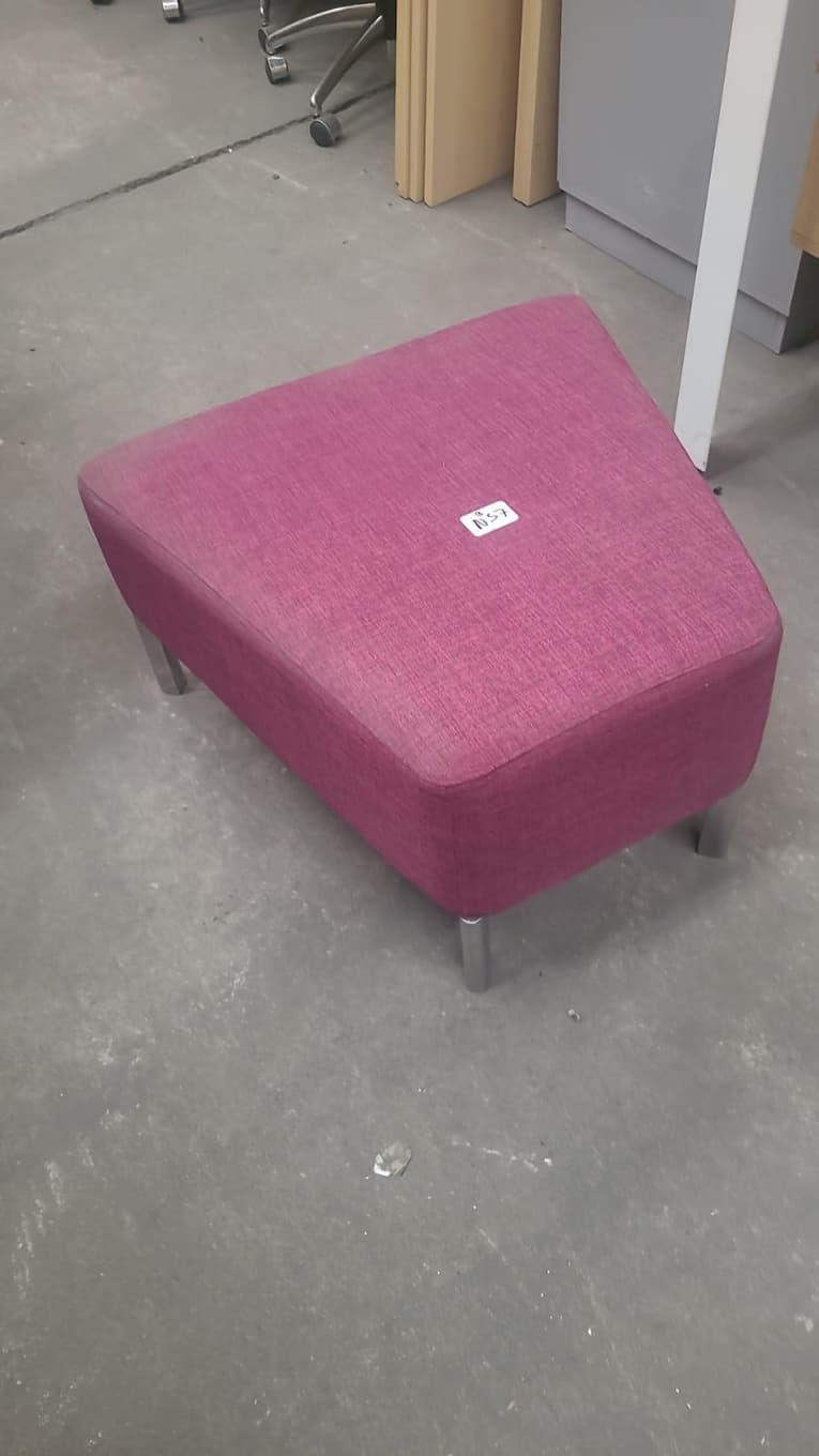 Puff y Sillón, Cantidad: 6 unidades, Condición: usado. LOC: Ciudad Autónoma de Buenos Aires