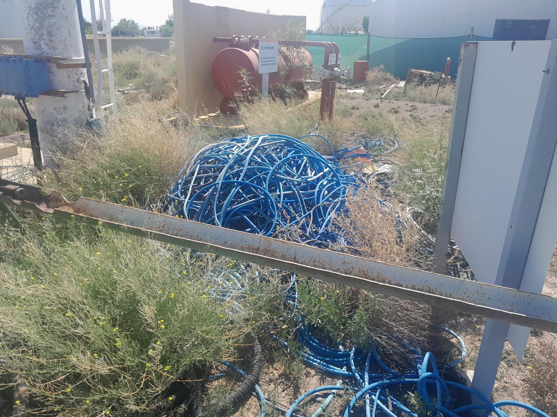 Cables, Valvulas, cañería, mangueras, Cantidad: 100 toneladas aprox, Condición: rezago. LOC: CILC, Luján de Cuyo, provincia de Mendoza