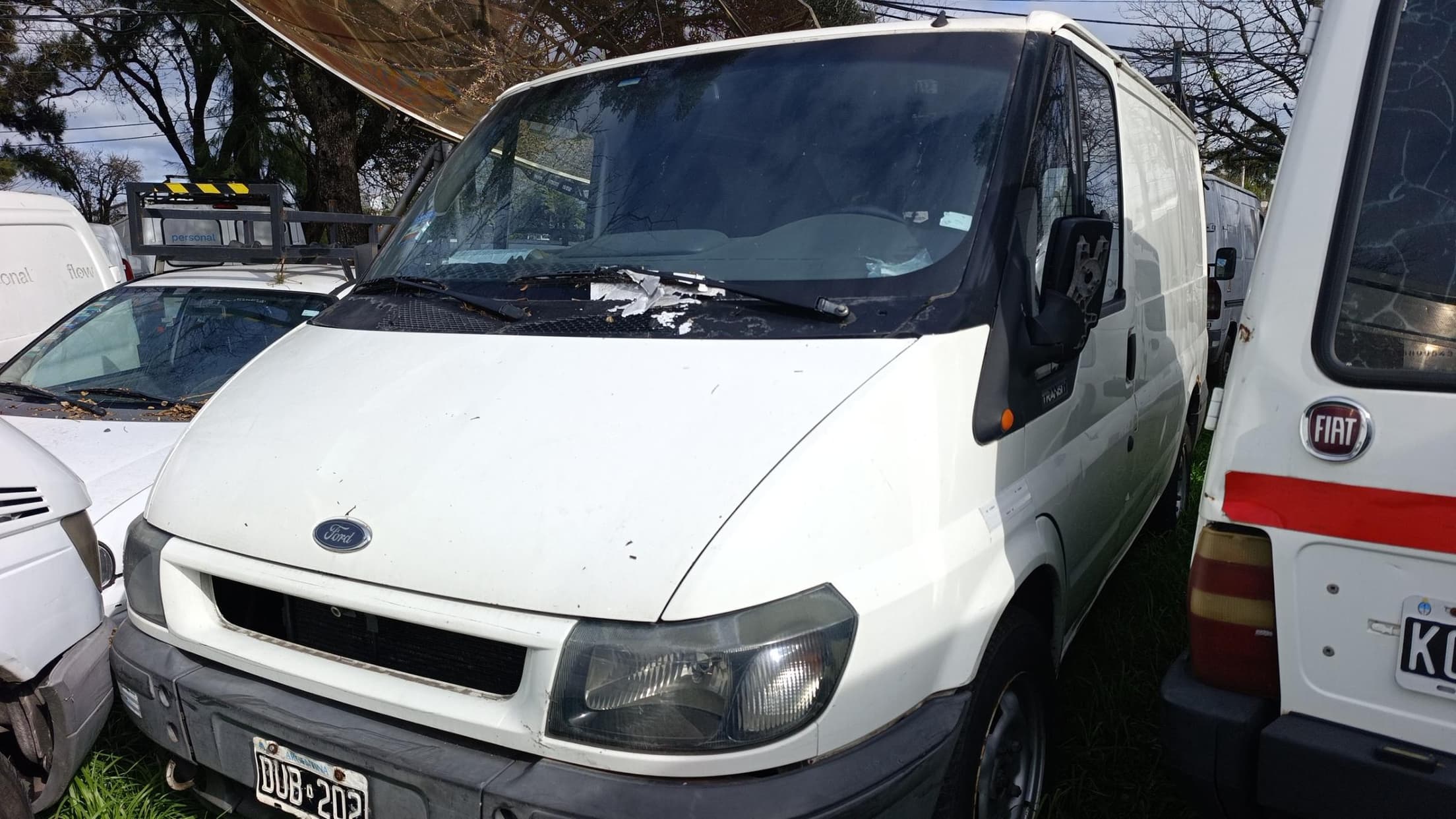 FORD FURGON MEDIANO TRANSIT 330, Año 2001. DOM: DUB202. Ubicación: Lujan, provincia de Buenos Aires