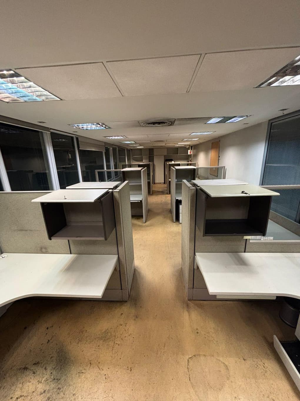 MOBILIARIO DE OFICINA, Cantidad: 91 unidades, Condición: usado, con posibles faltantes. LOC: AVELLANEDA, provincia de Buenos Aires