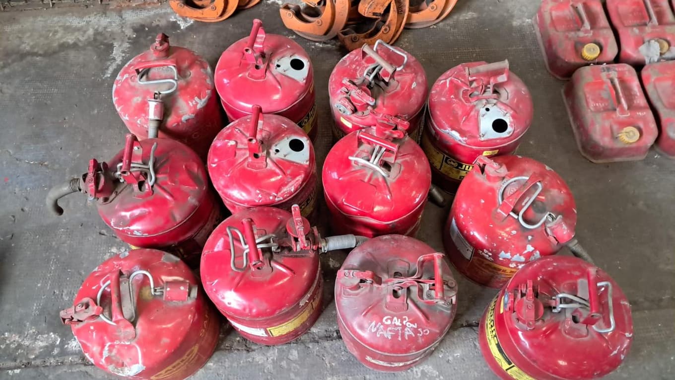 Bidones para combustible, Cantidad: 15 unidades, Condición: usado, con posibles faltantes. LOC: Ciudad Autónoma de Buenos Aires