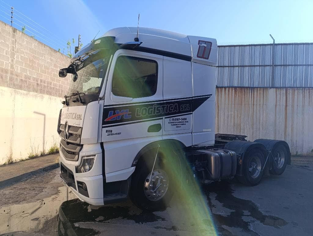 MERCEDES BENZ TRACTOR C/CABINA DORMITORIO ACTROS 2548 LS/33 6X2 CD BN TREN, Año 2025. DOM: AH146BC. Ubicación: Guarda Vehicular San Fernando, provincia de Buenos Aires