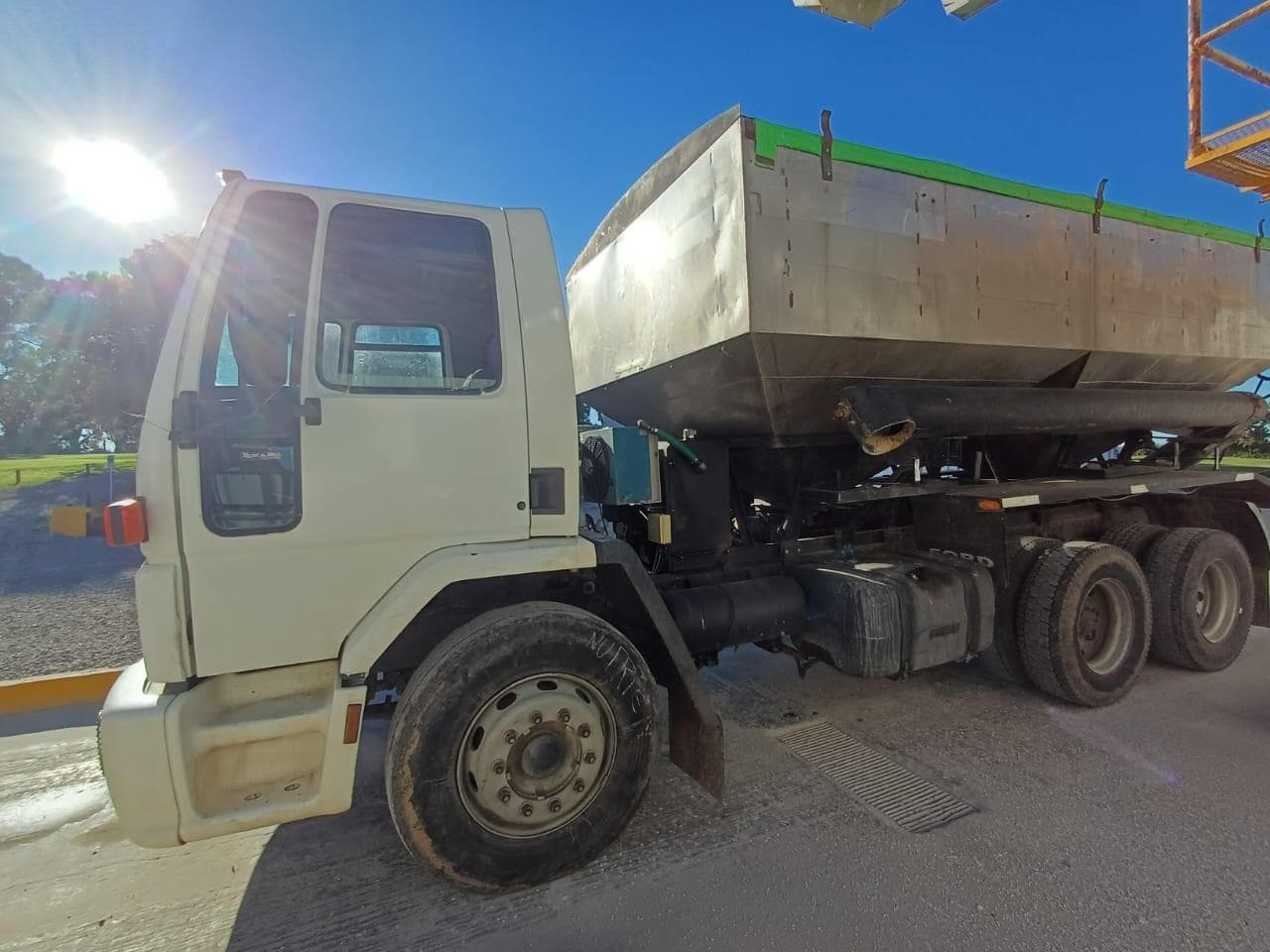 FORD CHASIS C/CAB C/TOLVA APL CARGO 1722, Año 2004. DOM: EOF847. Ubicación: Victoria, provincia de Entre Ríos