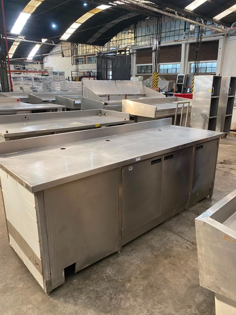 Mostrador Neutro acero inox. / Mesa, Cantidad: 4 unidades, Condición: usado, con posibles faltantes. LOC: Ciudad Autónoma de Buenos Aires
