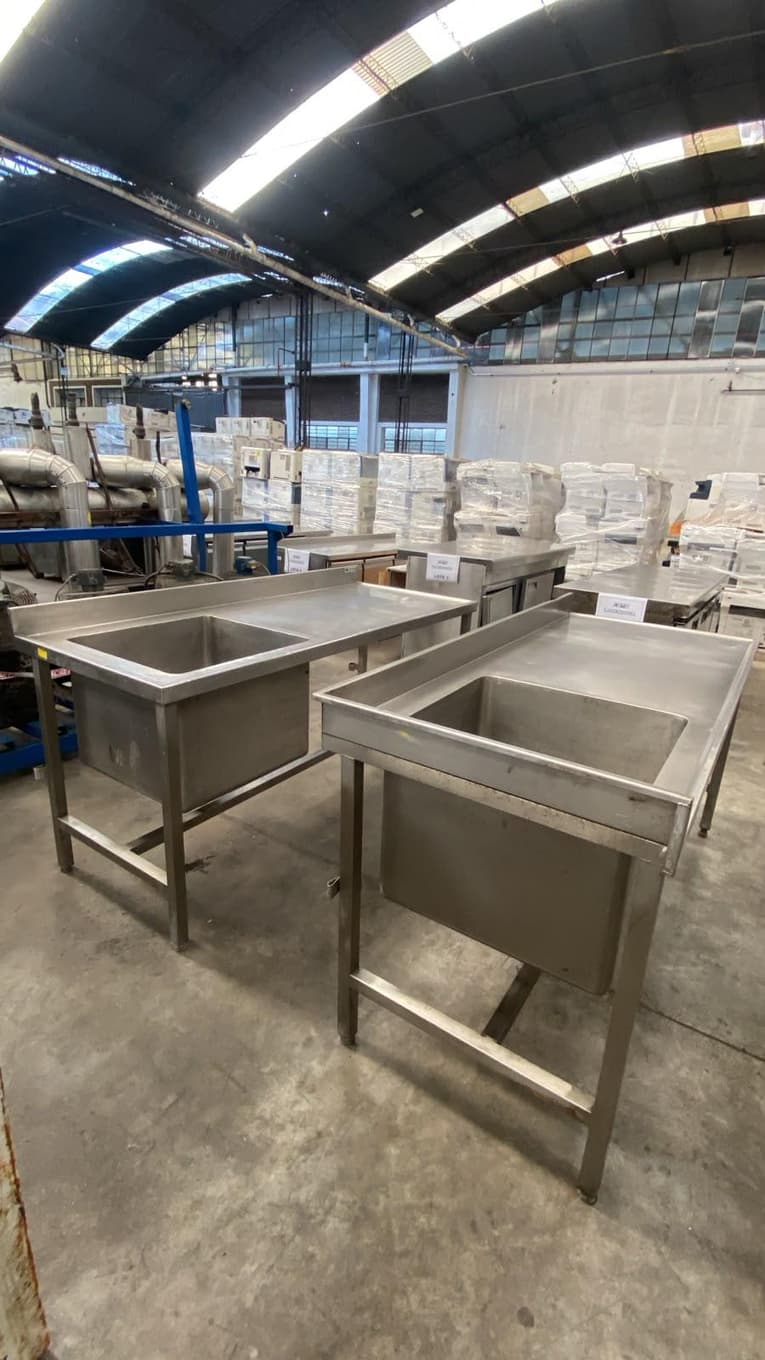 Mesa de acero inox con bacha, Cantidad: 4 unidades, Condición: rezago. LOC: Ciudad Autónoma de Buenos Aires