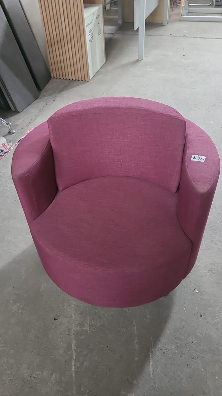 Sillon circular tapizado con almohadon Bordo (uva) 82 cm, Cantidad: 20 Unidades, Condición: usado. LOC: Ciudad Autónoma de Buenos Aires