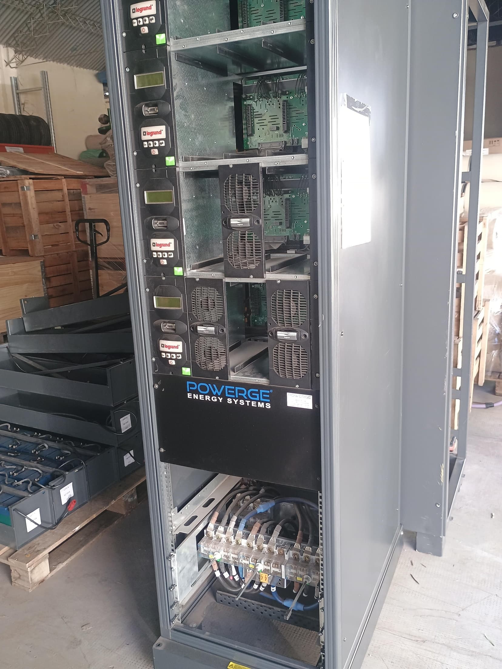 EQUIPOS DE UPS  LEGRAND, Año: 2016, Cantidad: 1 unidad, Condición: usado, con posibles faltantes. LOC: GODOY CRUZ, provincia de Mendoza