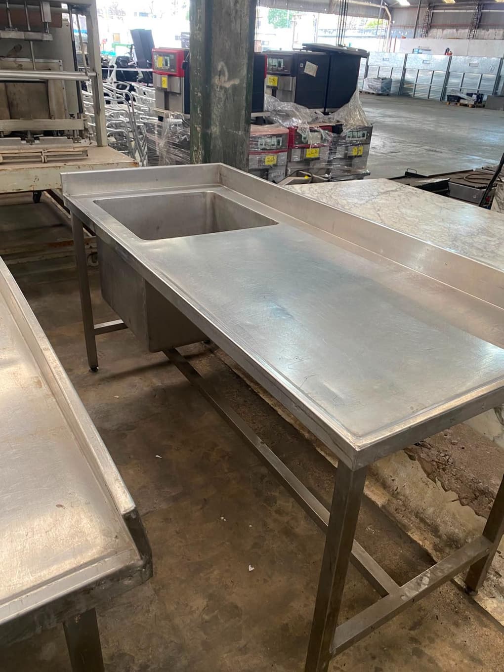 Mesa ac Inox con Bacha, Cantidad: 4 unidades, Condición: usado, con posibles faltantes. LOC: Ciudad Autónoma de Buenos Aires