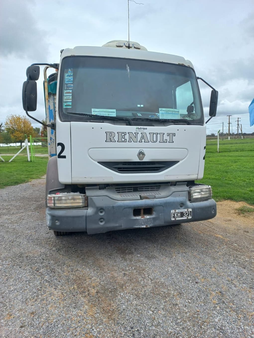 RENAULT CHASIS C/ CABINA MIDLUM 300 DCI, Año 2006. DOM: FKH321. Ubicación: Gardey, provincia de Buenos Aires