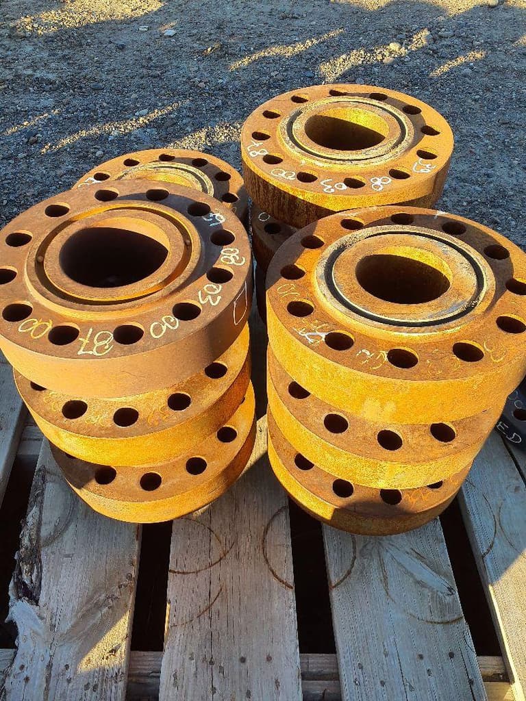 Bridas diámetros y tipos variados, Cantidad: 66 Unidades, Condición: Sin uso. LOC: Cerro Dragón, provincia de Chubut