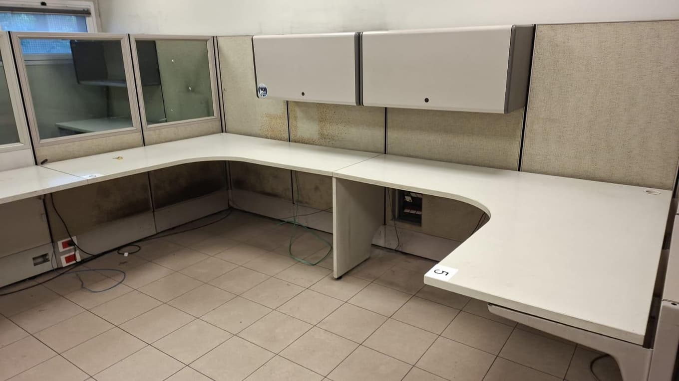 MOBILIARIO DE OFICINA, Cantidad: 43 unidades, Condición: usado, con posibles faltantes. LOC: AVELLANEDA, provincia de Buenos Aires
