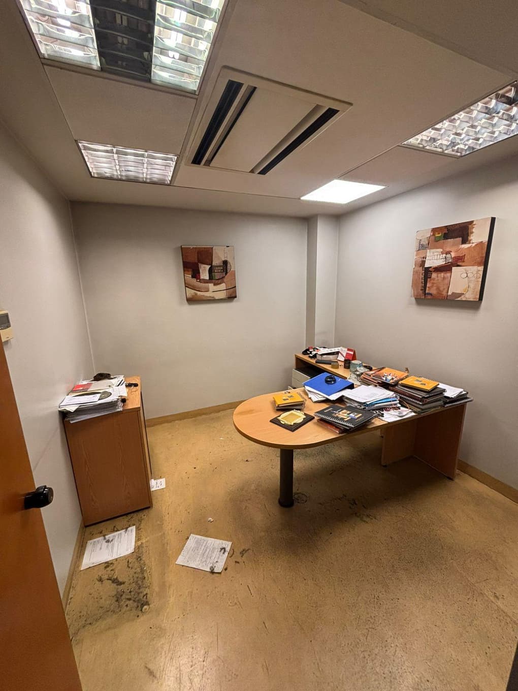 MOBILIARIO DE OFICINA, Cantidad: 22 unidades, Condición: usado, con posibles faltantes. LOC: AVELLANEDA, provincia de Buenos Aires