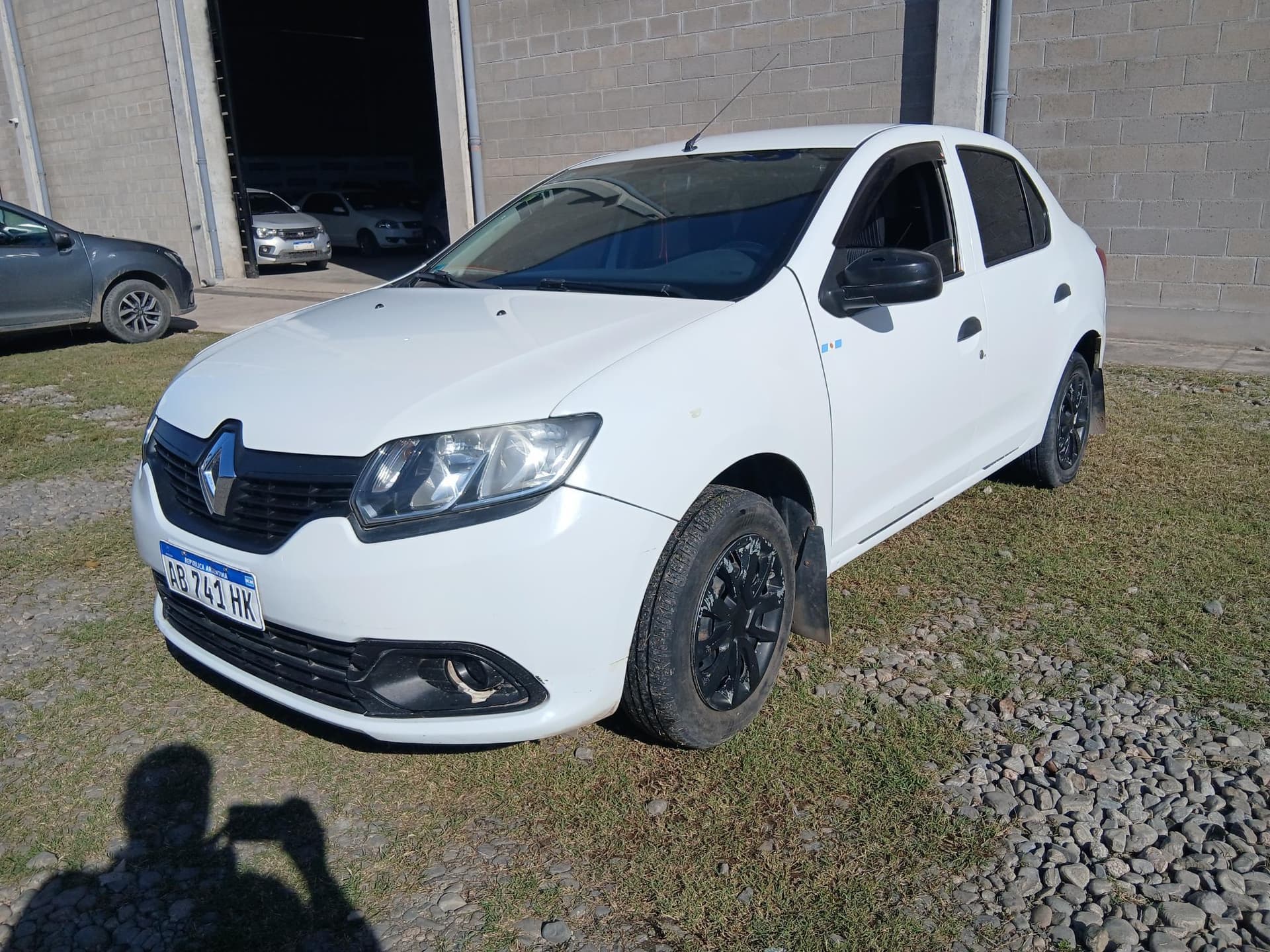 RENAULT SEDAN 4 PUERTAS NUEVO LOGAN AUTHENTIQUE 1.6, Año 2017. DOM: AB741HK. Ubicación: San Miguel de Tucumán, provincia de Tucumán