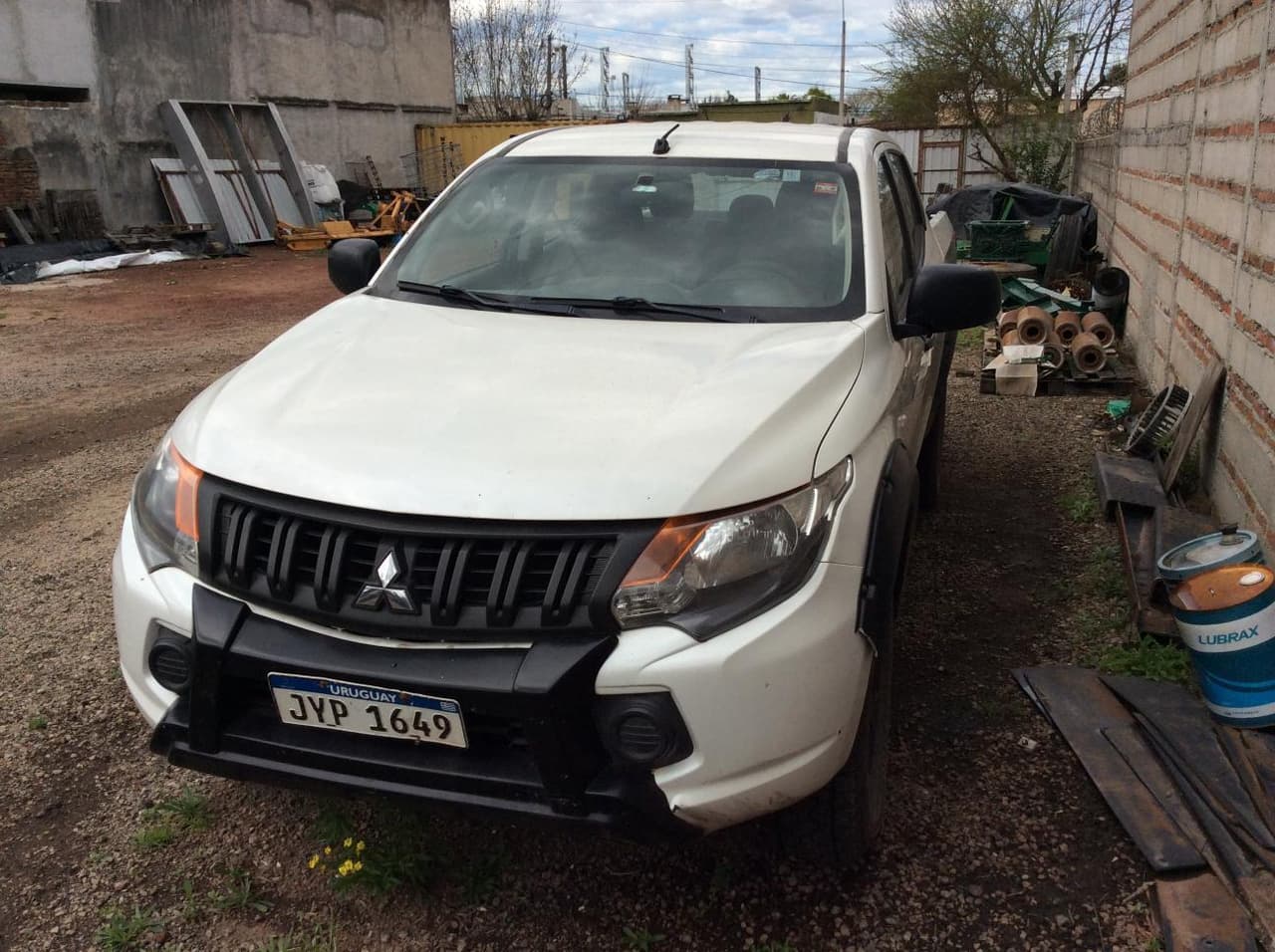 CAMIONETA MITSUBISHI L200 Tritón 4X4, Año 2021. DOM: JYP1649. Ubicación: PLANTA YOUNG